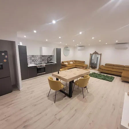 Lejlighed Charming Old Town Apartment, Steps Away From The