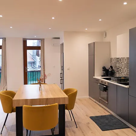 Charming Old Town Apartment, Steps Away From The Lejlighed