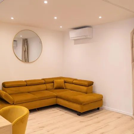 Charming Old Town Apartment, Steps Away From The Lejlighed *